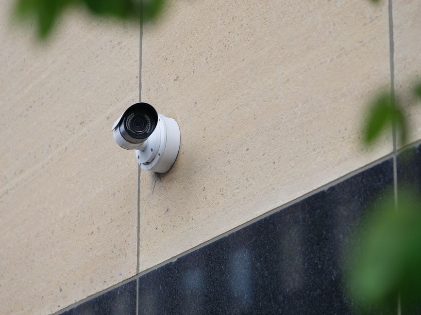 Cámara de videovigilancia urbana bajo un cielo azul despejado